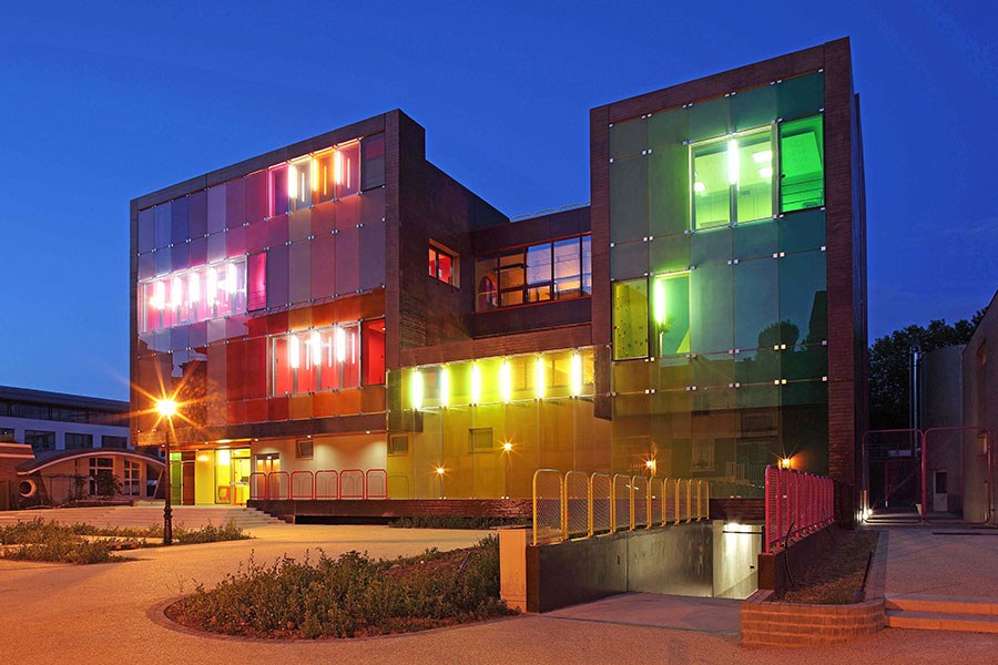 Cristales de colores en la arquitectura y hogar, Le Ruban Centro de Jóvenes y Deporte en Saint-Cloud