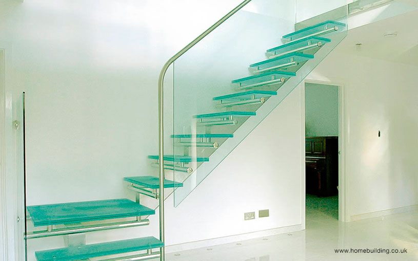 Escaleras de cristal con aplicaciones de metal dorado
