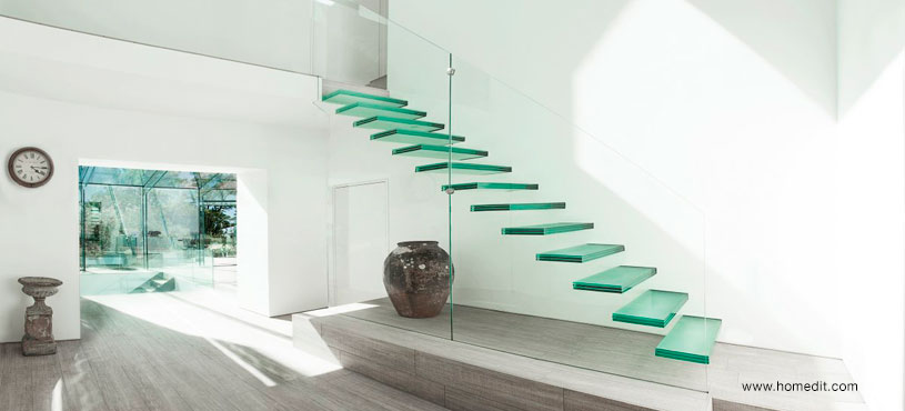 Escaleras de cristal con pasamanos y peldaños de cristal en sala de estar