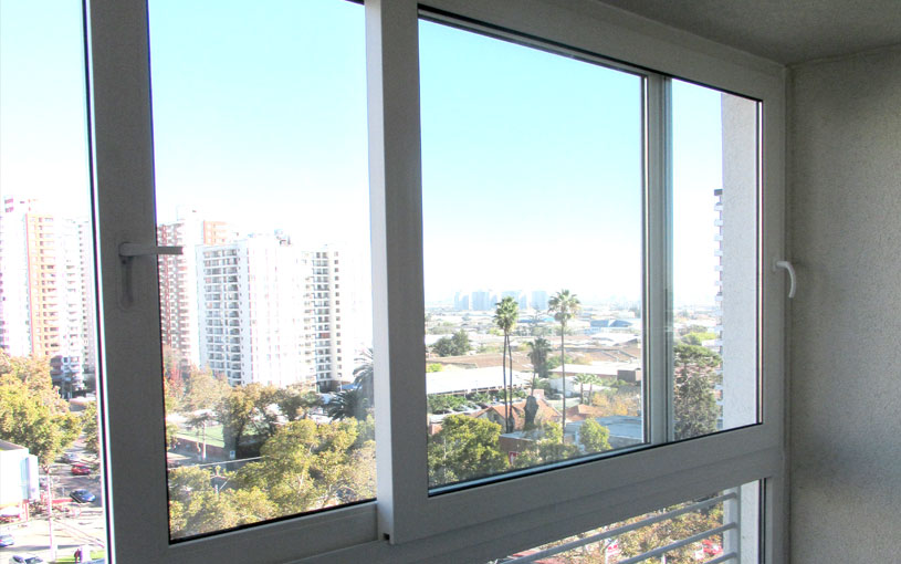 Nuevas instalaciones de ventanas de pvc mazoti en un cierre de terraza en la comuna de Las Condes