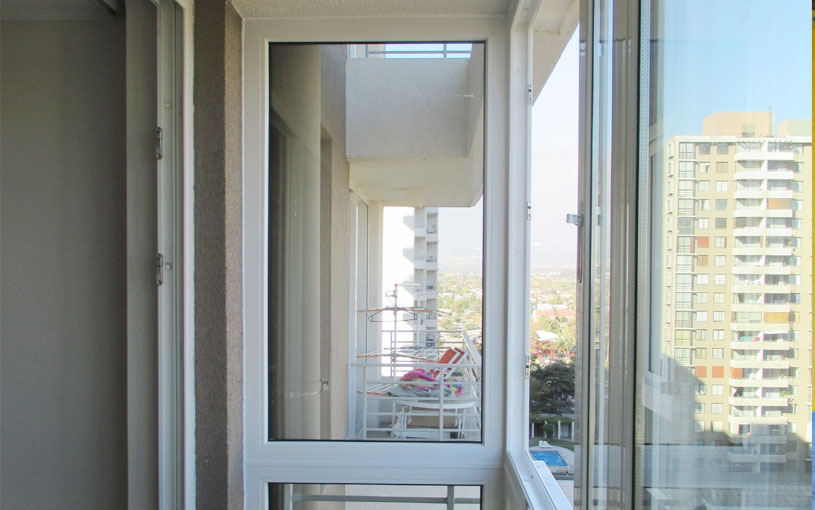 Nuevas instalaciones de ventanas de pvc mazoti en un cierre de terraza en la comuna de Las Condes