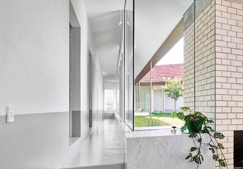 Corredores de cristal para conectar espacios, lo hace más luminoso y realza los interiores de los hogares