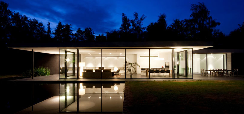 La moderna arquitectura con cristal, fachada de casa con extensos paños de cristal, luminosa y minimalista
