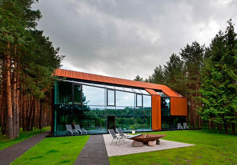 La moderna arquitectura con cristal, Casa en el bosque