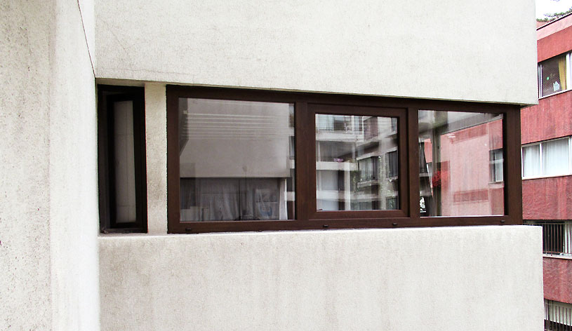 Mazoti fabrica e instala ventanas de PVC durables, Instalación de ventanas de pvc en dos muros esquina, vista desde el exterior de una cocina de un departamento de Providencia