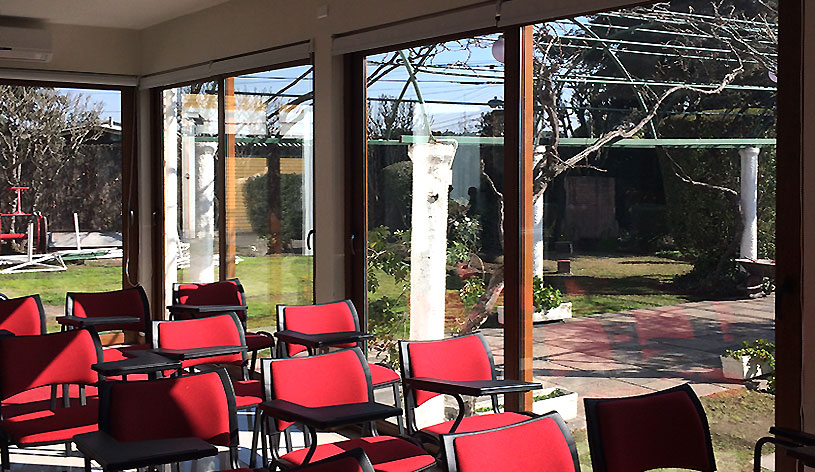 Mazoti fabrica e instala ventanas de PVC durables, instalación de las ventanas de la novena Compañía de Bomberos, vista desde el interior