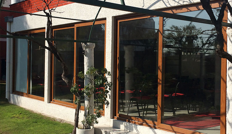 Mazoti fabrica e instala ventanas de PVC durables, ventanales de la novena Compañia de Bomberos