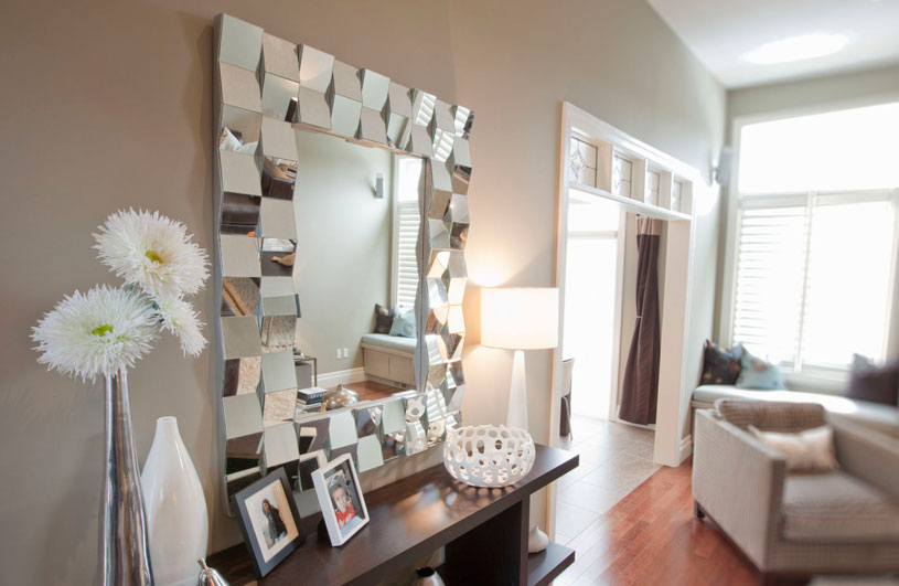 Espejos modernos para decorar el hogar, un juego de caras de espejos que reflejan en todas direcciones