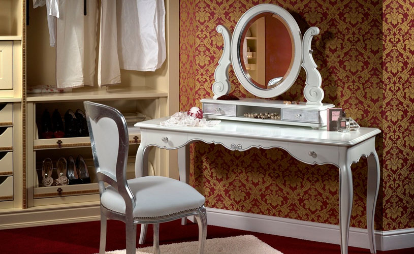 Toilette de madera estilo vintage, ejemplo de espejo clásicos que combina con una diversidad de estilos