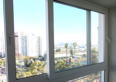 Cierre de terraza con ventanales de PVC termopanel Mazoti en balcón de departamento