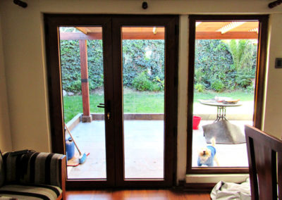 Puertas y ventanales termopanel Mazoti con folio color nogal