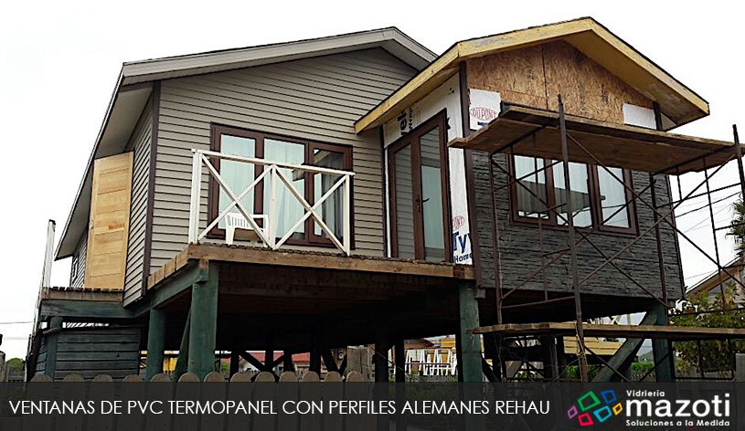 Casa de veraneo con ventanas en construcción